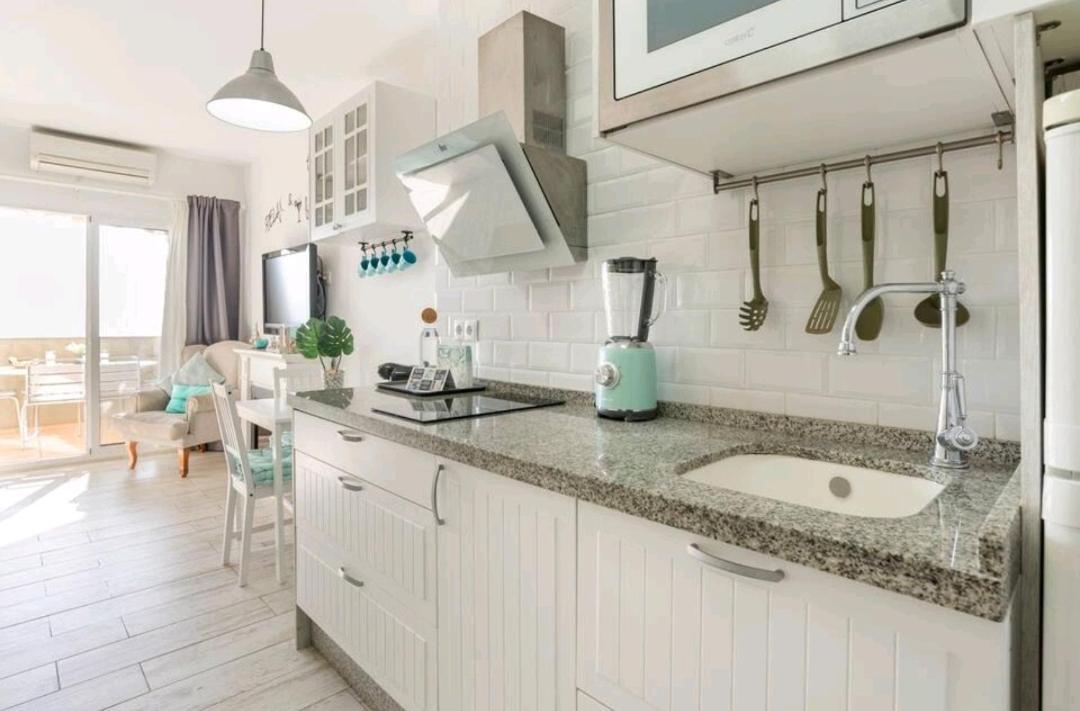 El Estudio De La Playa Benalbeach Holidays Deluxe Benalmádena Exteriör bild